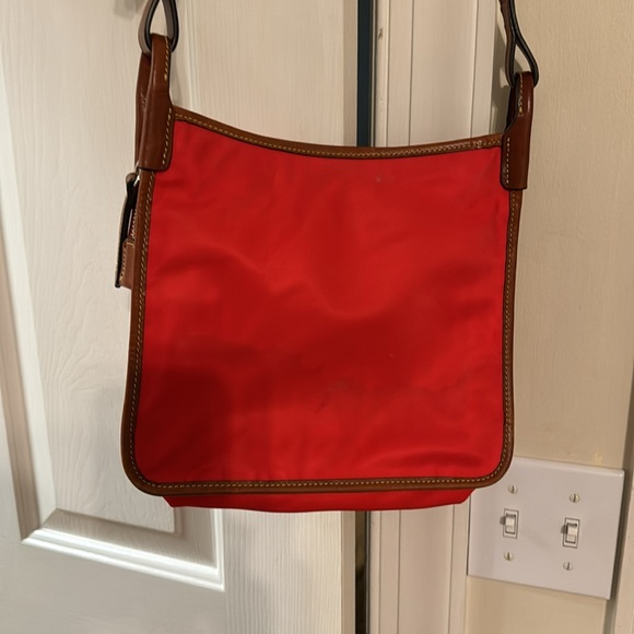 Dooney and Bourke red purse- used/ still in very good condition - Picture 3 of 12
